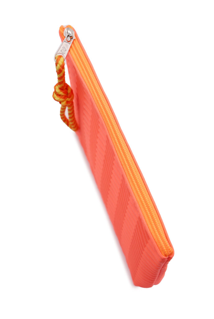 Necessaire com textura de Linhas Moldada