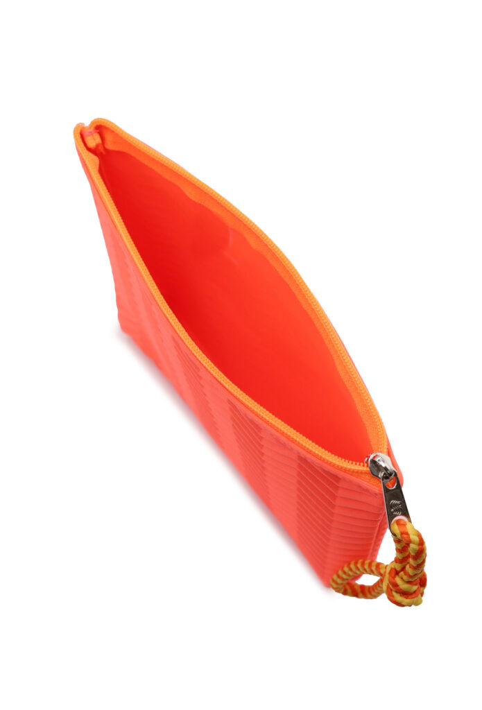 Necessaire com textura de Linhas Moldada